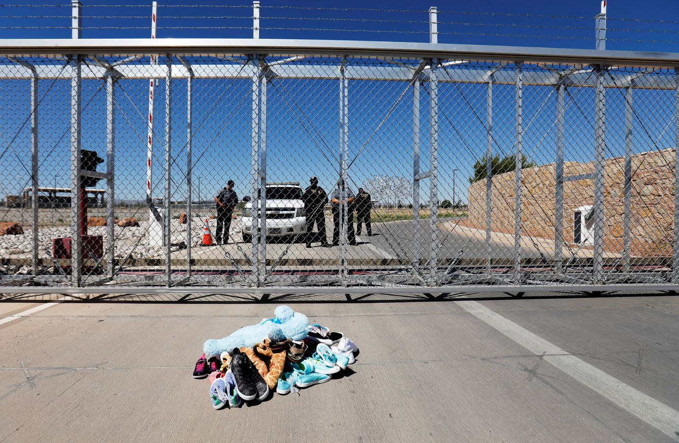 Zapatos y juguetes de niño colocados a modo de protesta frente a la puerta de un centro de detención de menores inmigrantes en Tornillo, Texas, el 21 de junio de 2018. (Reuters)