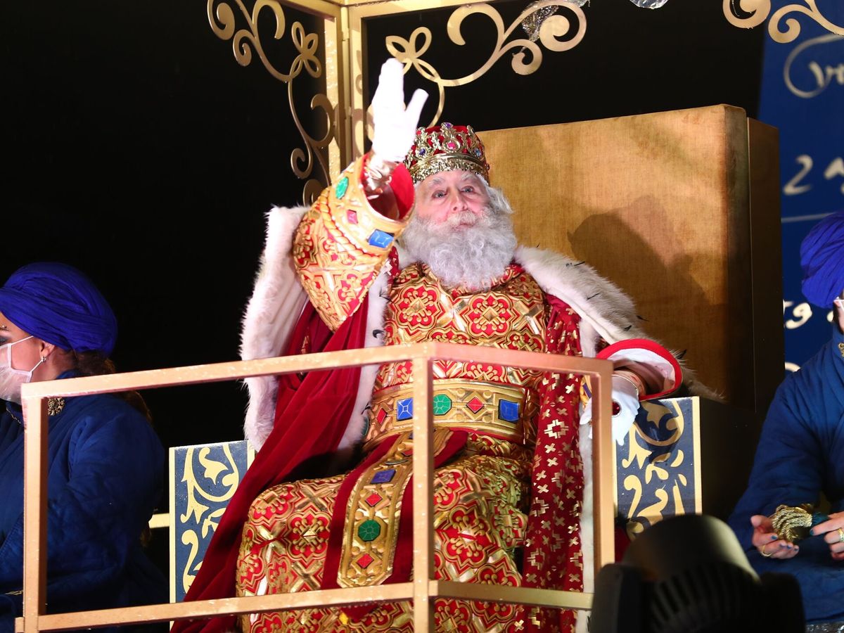 Foto: El Rey Melchor, durante la cabalgata de Reyes que ha recorrido Madrid. (EFE/Miguel Oses)