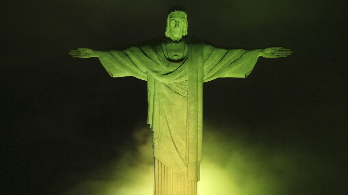 El Cristo Redentor con los colores de Brasil en tributo a Pelé. (EFE/Antonio Lacerda)