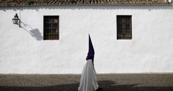 Foto: Un penitente de la procesión de La Sangre en Córdoba. (Foto: Reuters)