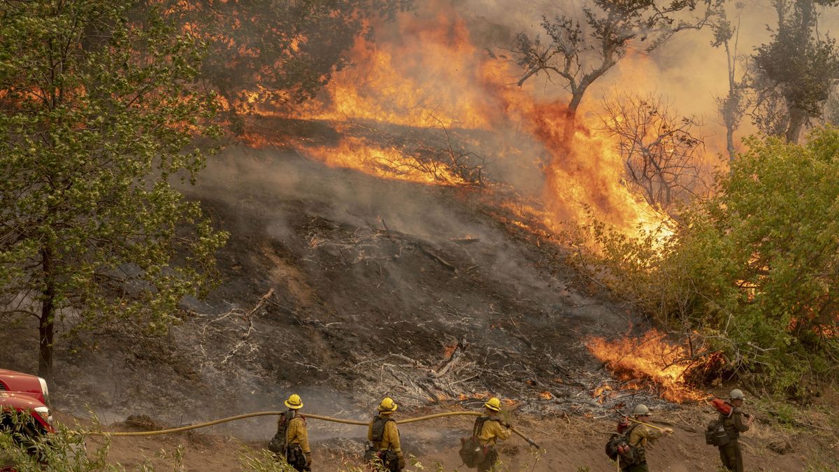 California vive su segunda oleada de fuegos del verano en plena ola de calor de 40º