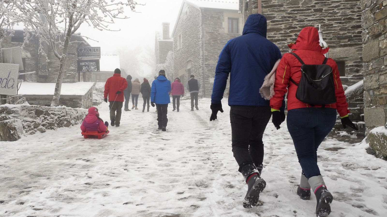 Foto: Visitantes caminan en las calles heladas de O Cebreiro, Lugo, este fin de semana. (EFE)