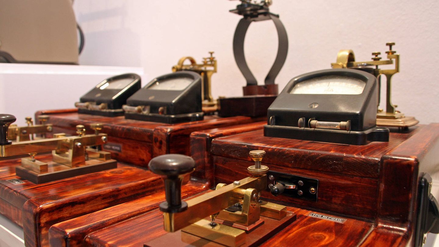 Además de teléfonos, el museo también tiene espacio para otras formas de telecomunicaciones, como los telégrafos. (Imagen: Toño Ramos (Patrimonio de Telefonía) | Flickr)