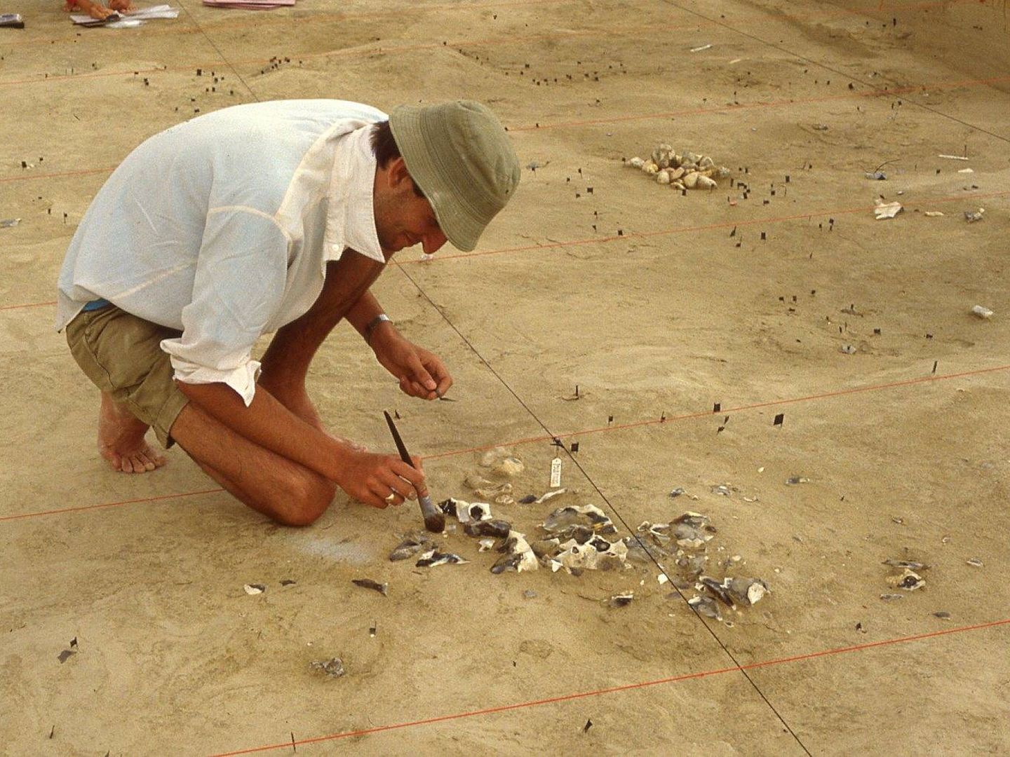 Una pequeña dispersión de tallado relacionada con la remodelación de una bifaz, que conserva la huella de una rodilla humana primitiva en los fragmentos de piedra de desecho, excavada en 1989 (UCL Institute of Archaeology)