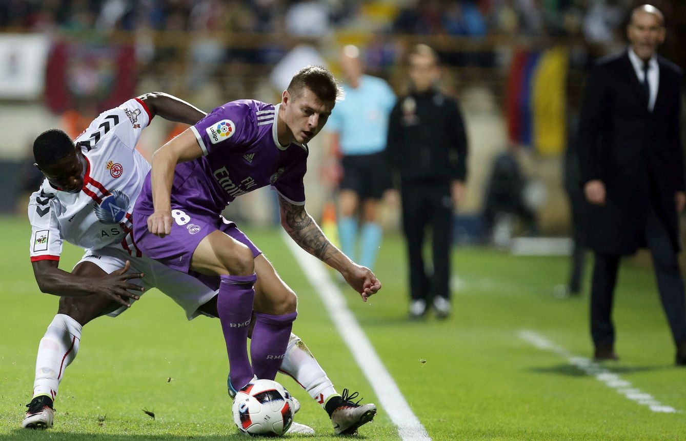 Toni Kroos protege el balón ante el acoso del jugador costamarfileño de la Cultural Leonesa, Touré. (EFE)