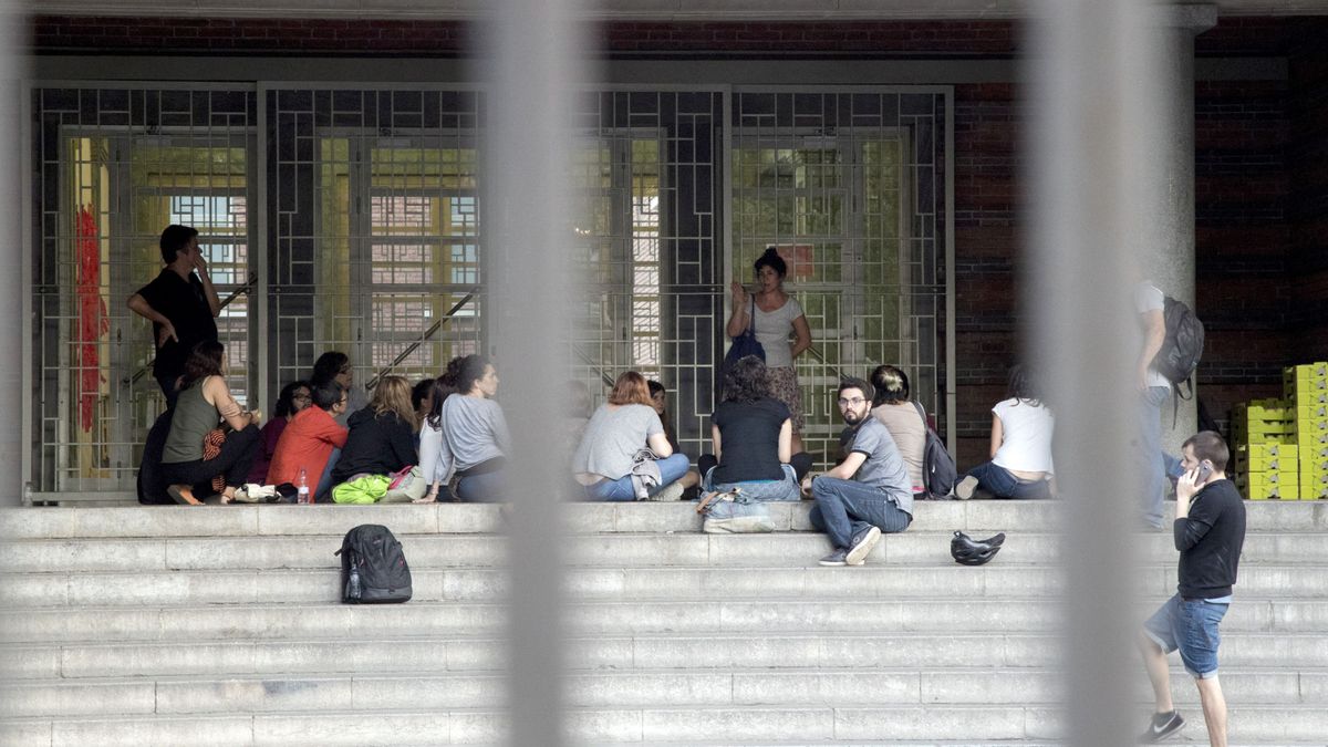 Ocupación masiva de los colegios electorales catalanes ante la inacción de los Mossos