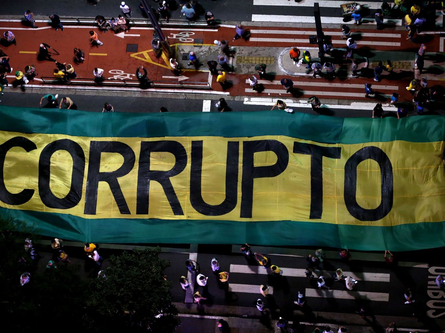 Cientos de personas participan en una manifestación el 3 de abril en Sao Paulo (Brasil), para presionar a la Corte Suprema a rechazar el 'habeas corpus' presentado por Lula. (EFE)