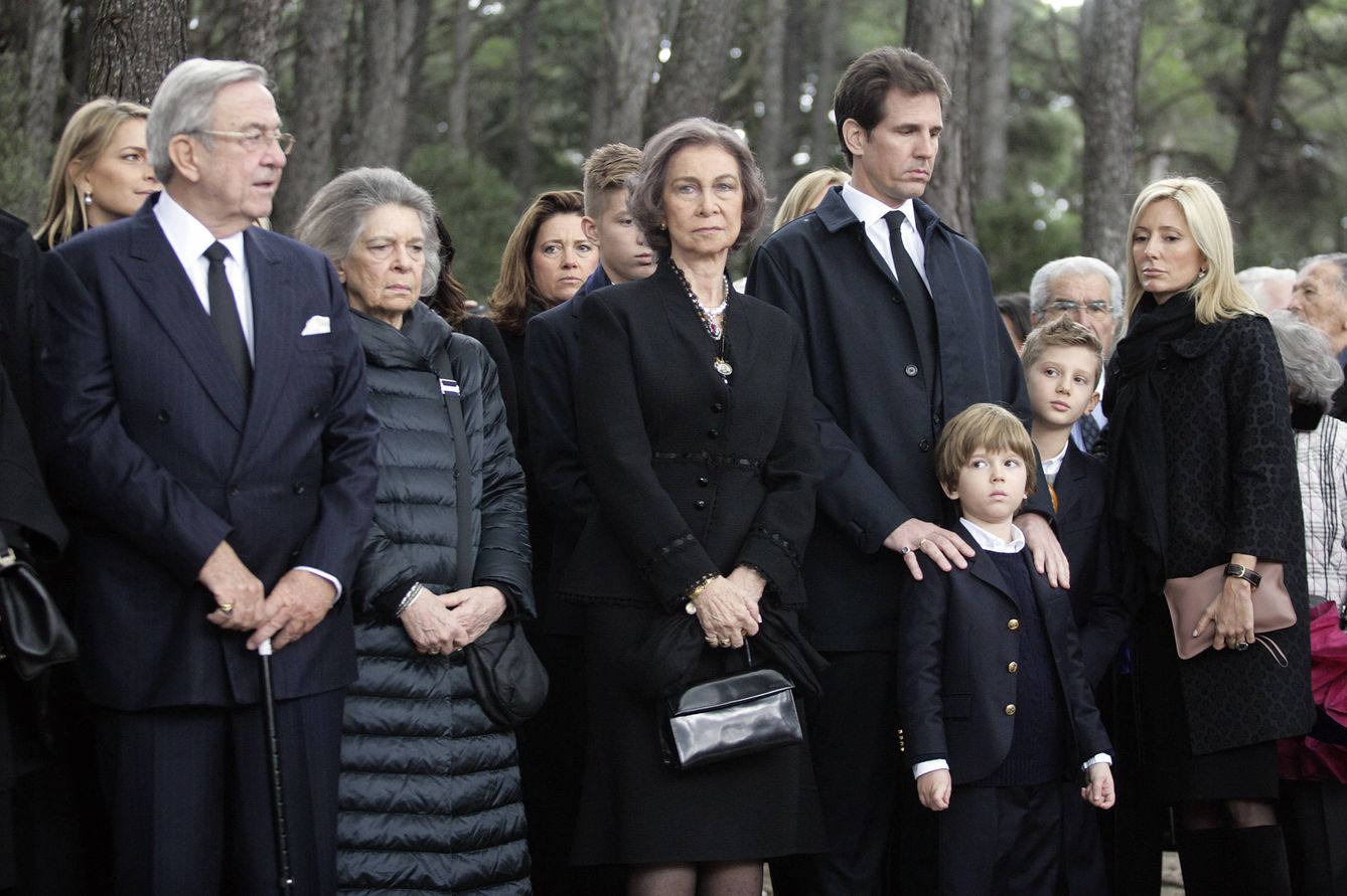 La familia real griega, en el homenaje al rey Pablo I en 2014. (Getty)