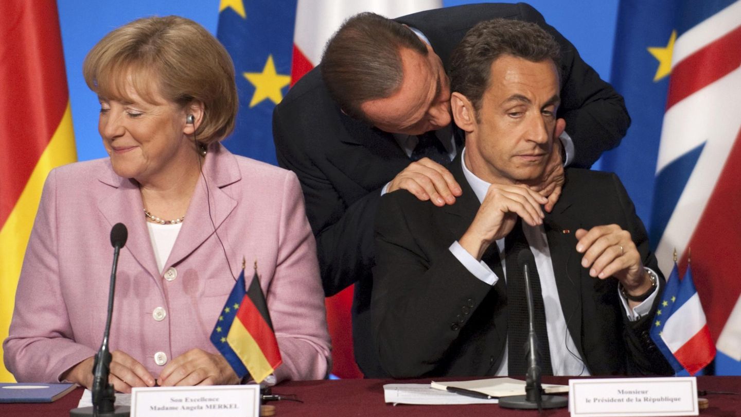 Berlusconi se acerca a Nicolas Sarkozy, junto a la canciller alemana Angela Merkel. (Reuters)