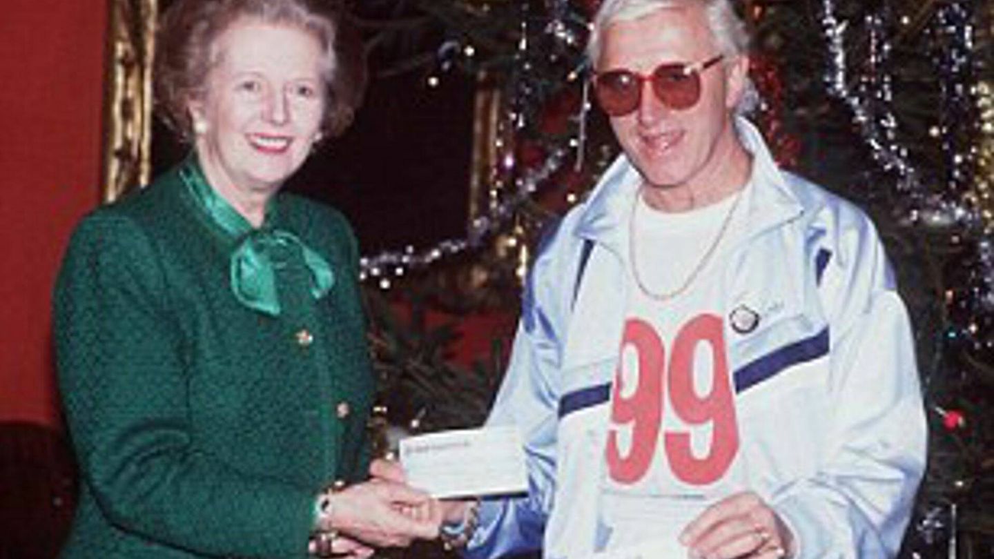 Margaret Thatcher y Jimmy Savile, en un fotograma de la serie. (Netflix)