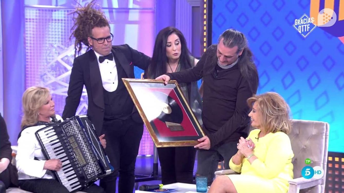 Camela le entrega el disco de oro a María Teresa Campos en '¡QTTF!'.