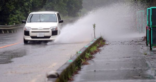 Foto: Un coche atraviesa una carretera inundada en Ashikita, al suroeste de Japón. (EFE)