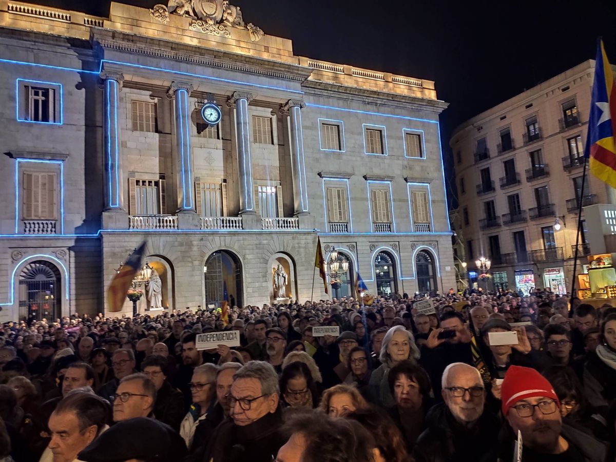 Foto: Concentración en la plaza Sant Jaume contra la decisión de la JEC sobre Torra. (EP)