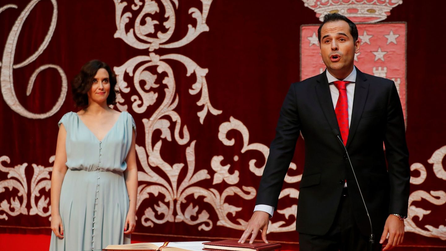 Ignacio Aguado, tomando posesión del cargo en presencia de Isabel Díaz Ayuso. (EFE)
