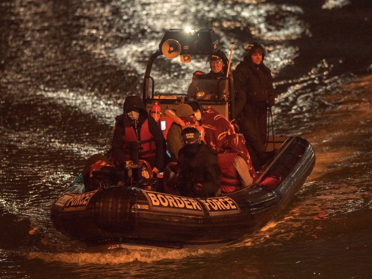 Foto: Migrantes llegan al puerto de Dover tras ser rescatados por las autoridades británicas. (EFE/Stuart Brock)