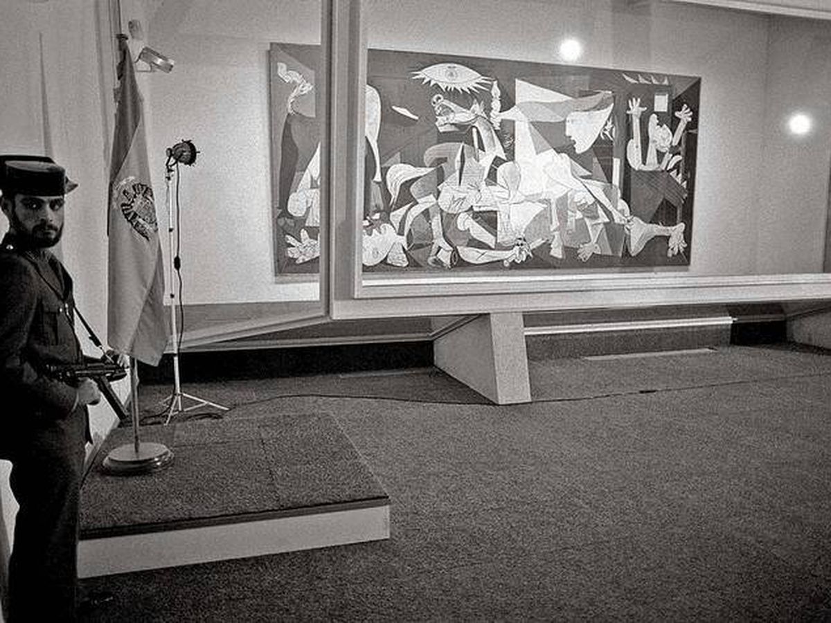 Foto: El 'Guernica' en el Casón del Buen Retiro, custodiado por la Guardia Civil 
