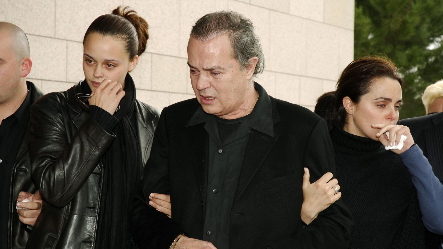 Antonio Morales junto a sus hijas Shaila y Carmen durante el funeral de Rocío (Gtres)