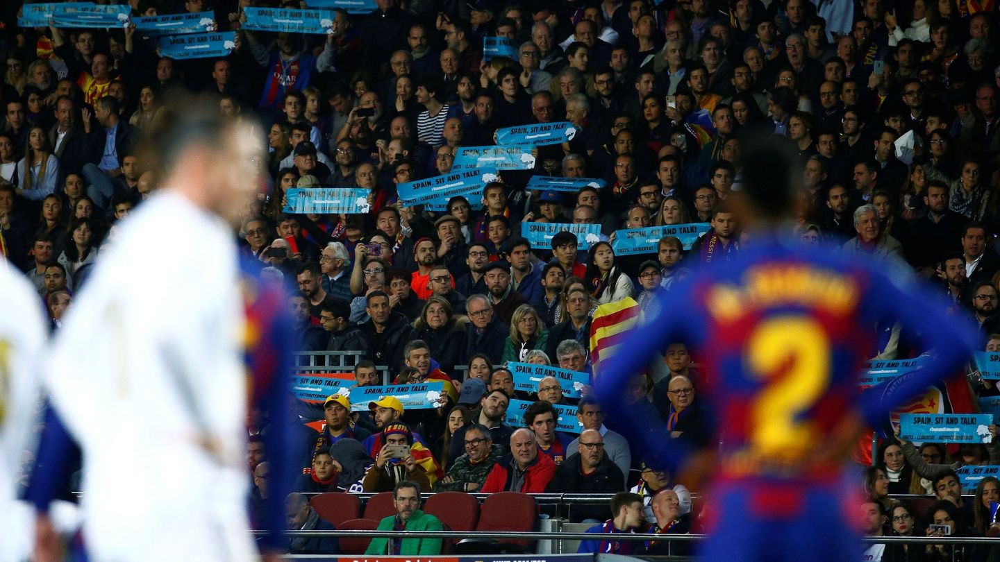Aficionados con pancartas de 'Tsunami Democràtic' durante el Barcelona-Real Madrid. (EFE)