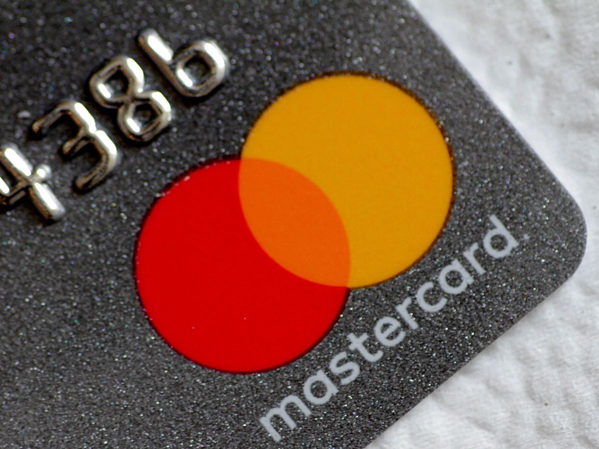 Foto: Tarjeta de Mastercard con su logo. (Reuters/Thomas White)