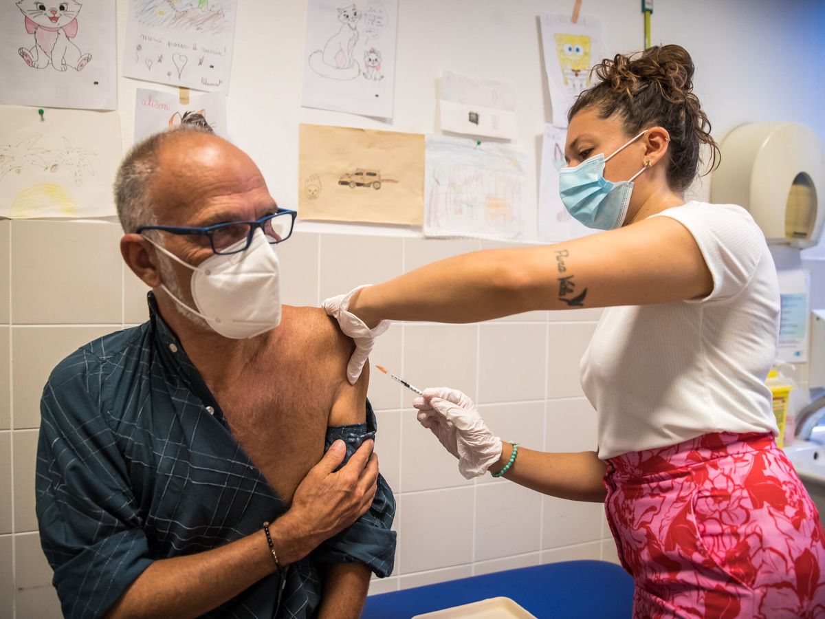 Foto:  Un hombre recibe una dosis de Imvanex, vacuna usada contra la viruela del mono. (EFE)