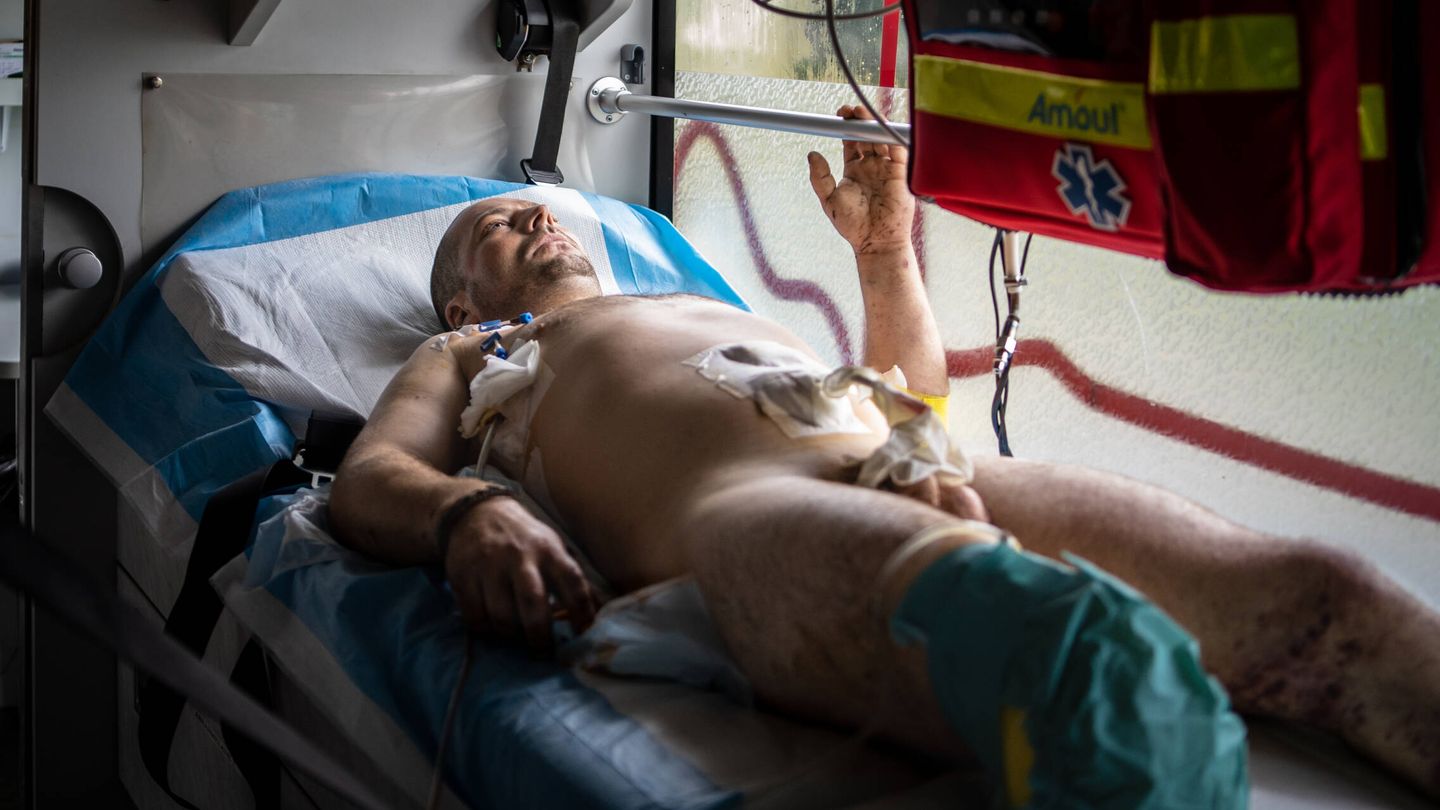 Un soldado herido en el Donbás, estabilizado y transportado a un hospital de segunda línea (Fermín Torrano)