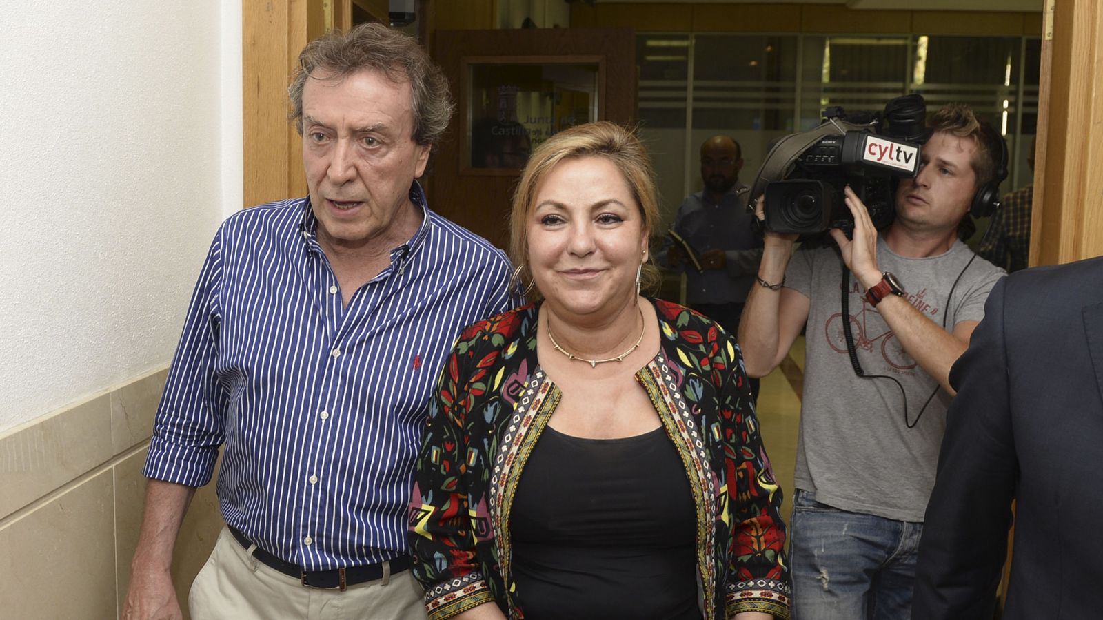 Foto: La vicepresidenta de Castilla y León, Rosa Valdeón (PP), acompañada por el consejero de la Presidencia, José Antonio de Santigo-Juárez. (EFE)