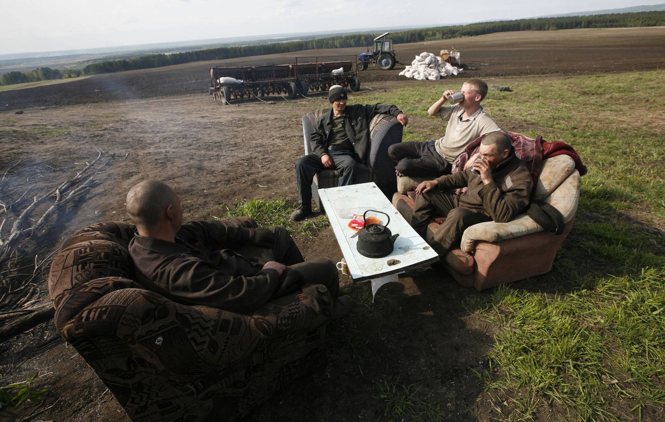 Presos durante un descanso en una jornada de trabaja en una colonia prisión, en Krasnoyarsk, Siberia (Reuters).