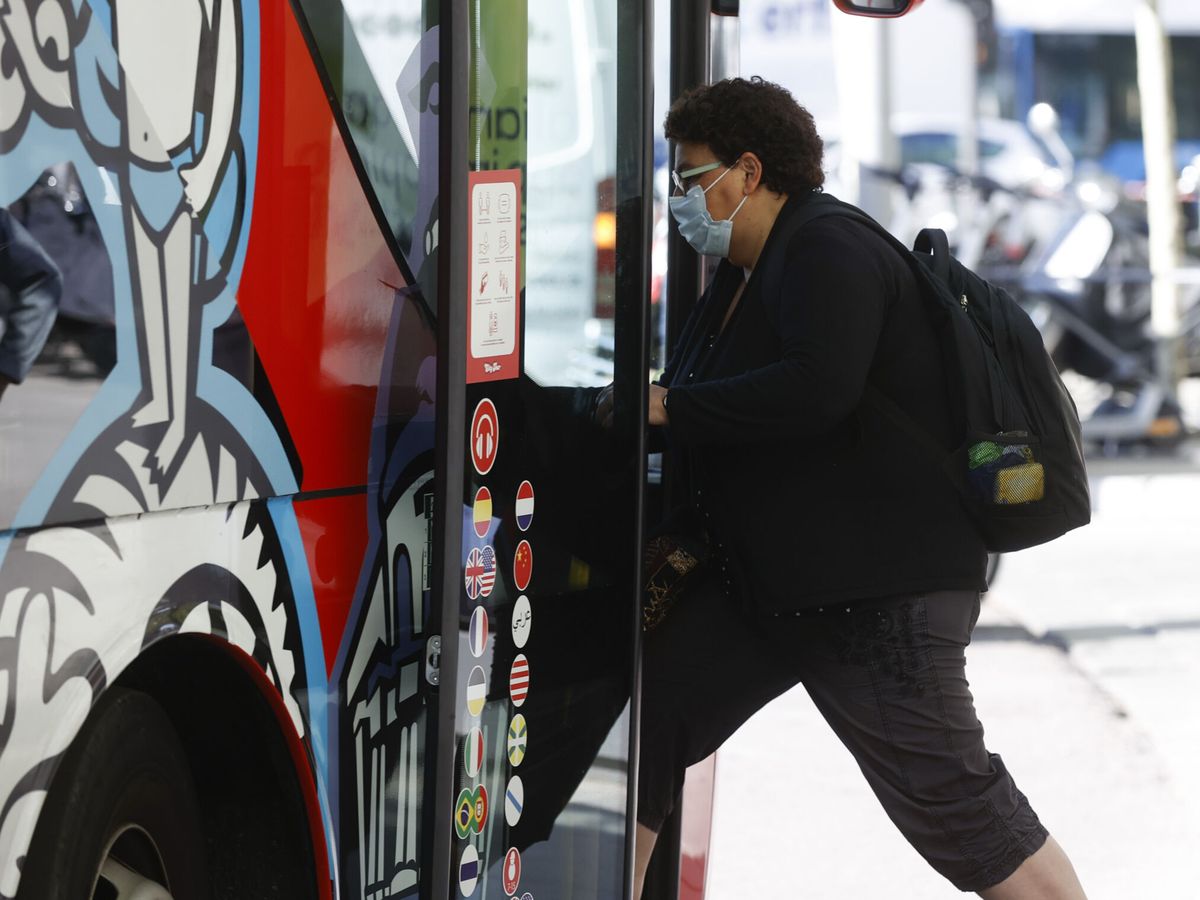 Foto:  Una mujer con mascarilla sube al autobús en Madrid. (EFE/Juan Carlos Hidalgo)