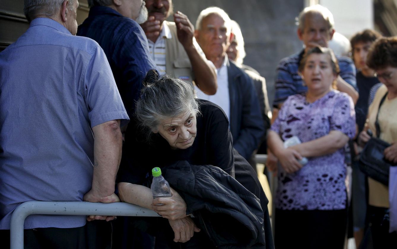 Foto: Pensionistas griegos esperan en la cola de un banco (Reuters)