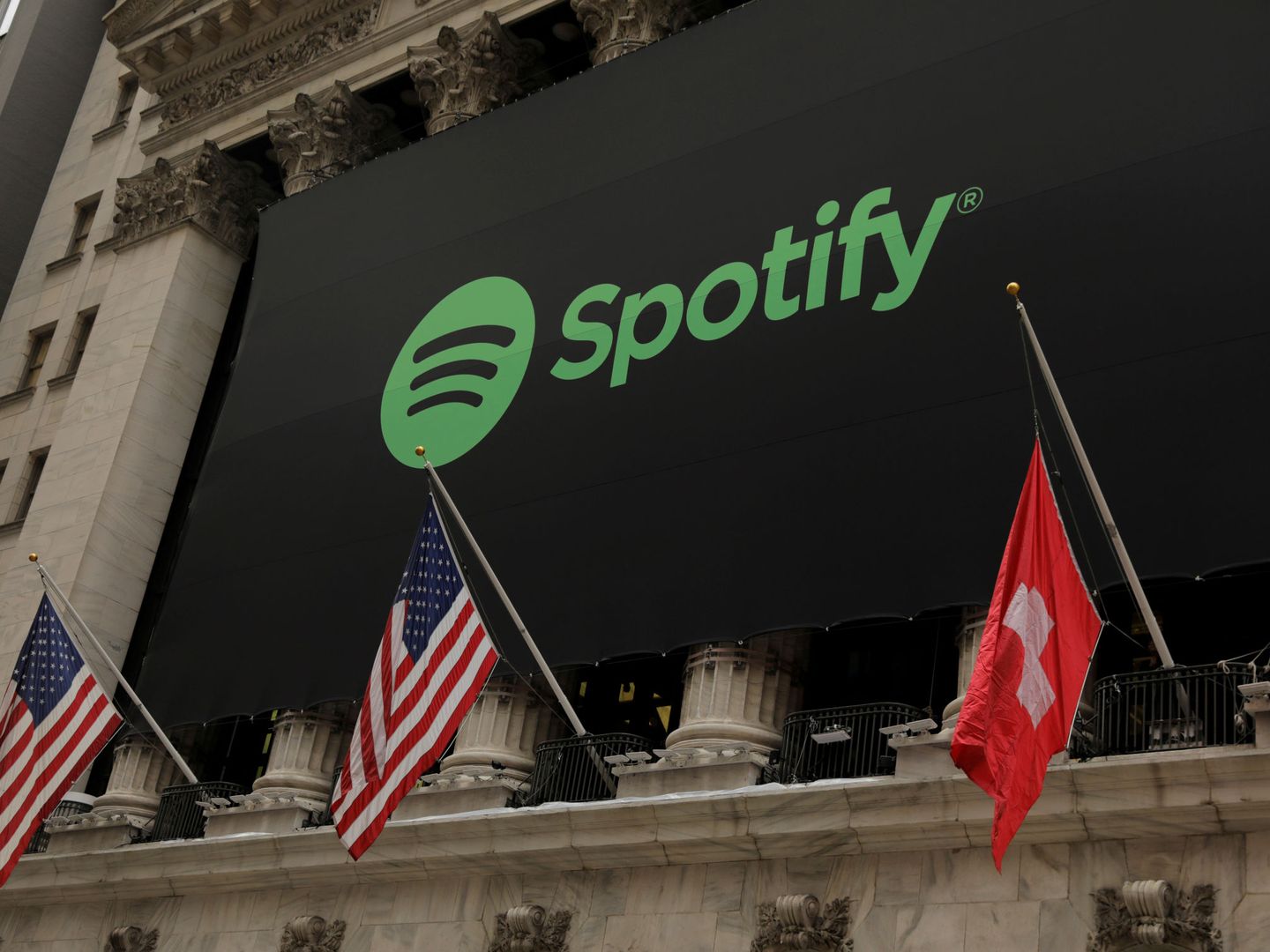 El logo de Spotify en la Bolsa de Nueva York. (CORDON) 