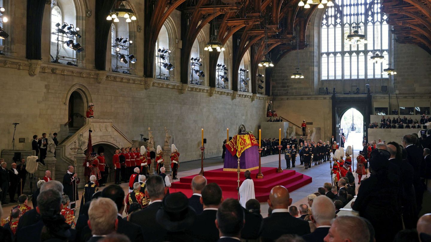 El féretro en Westminster Hall. (Reuters)