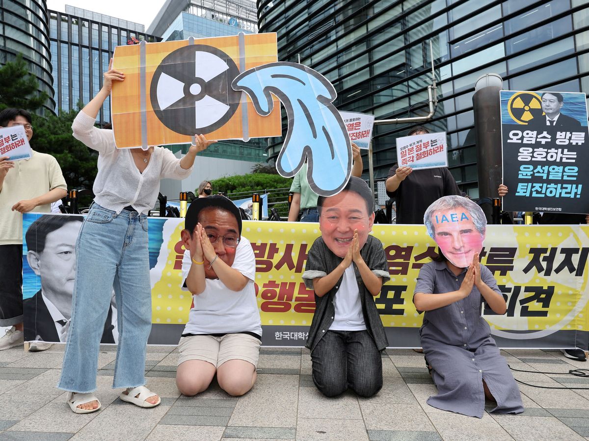 Foto: Estudiantes con máscaras en las que aparecen el primer ministro japonés, Fumio Kishida, el presidente surcoreano, Yoon Suk Yeol, y el jefe del Organismo Internacional de Energía Atómica (OIEA), Rafael Grossi. (Reuters)
