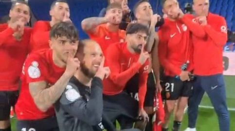 La venganza de los jugadores del Mallorca con Mikel Merino en la celebración de la semifinal