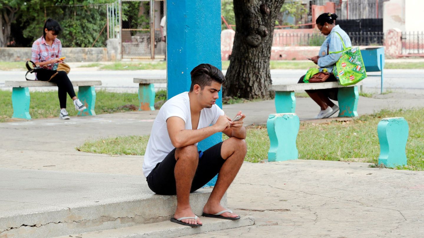 Varias personas navegan por internet con sus celulares en La Habana (Cuba). (EFE)