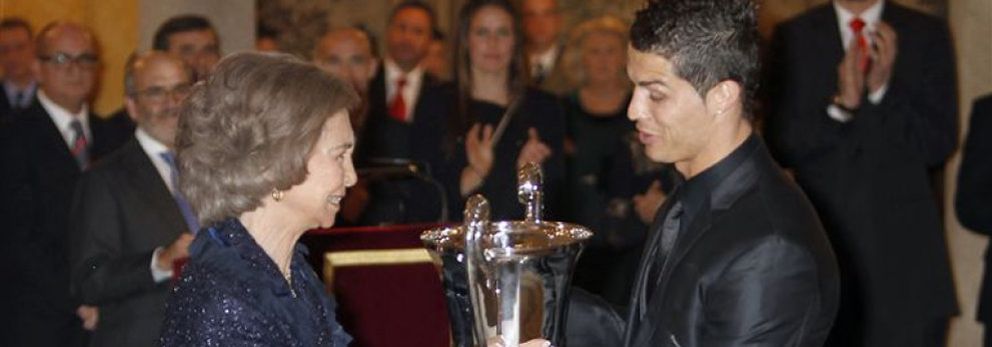 Foto: Cristiano Ronaldo se esconde un chicle usado en el bolsillo ante la llegada de la Familia Real