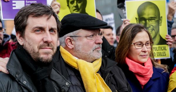 Foto: Comín (a la izquierda), durante una manifetación ayer martes en Bruselas. (EFE)