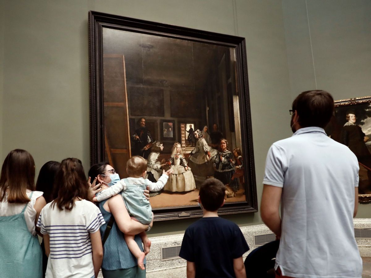 Foto: Varias personas admiran 'Las meninas', de Velázquez, cuadro expuesto en el Museo del Prado. (EFE)