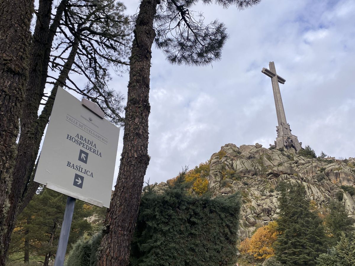 Foto: Un cartel indica la dirección para llegar a la basílica de lo que ahora se conoce como Valle de Cuelgamuros en vez de Valle de los Caídos en San Lorenzo del Escorial. (EFE/Sol Carreras)