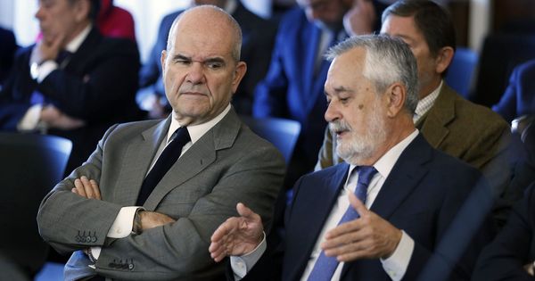 Foto: Los expresidentes de la Junta Manuel Chaves (i) y José Antonio Griñán, este lunes en el banquillo. (EFE)