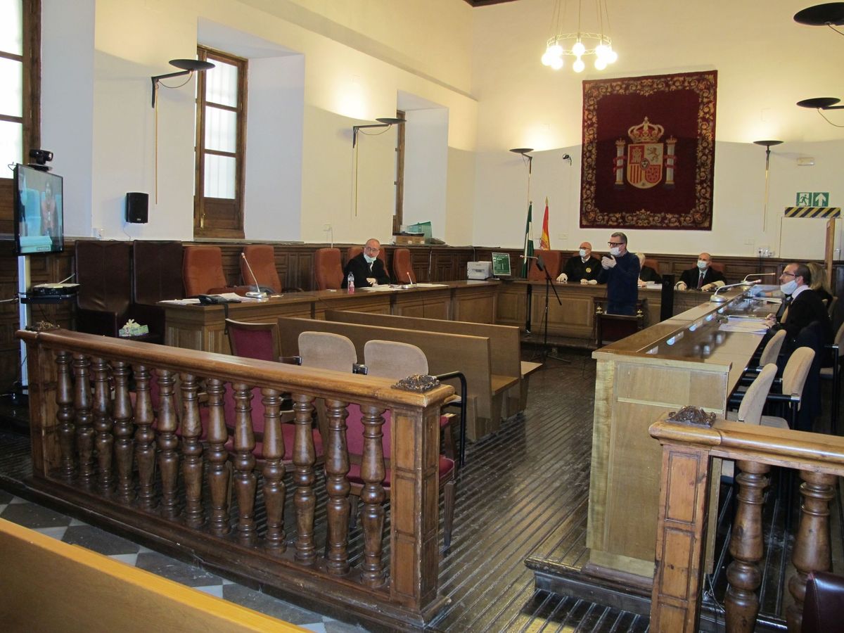 Foto: Un juicio celebrado en la Audiencia de Granada el 24 de abril. (EFE)