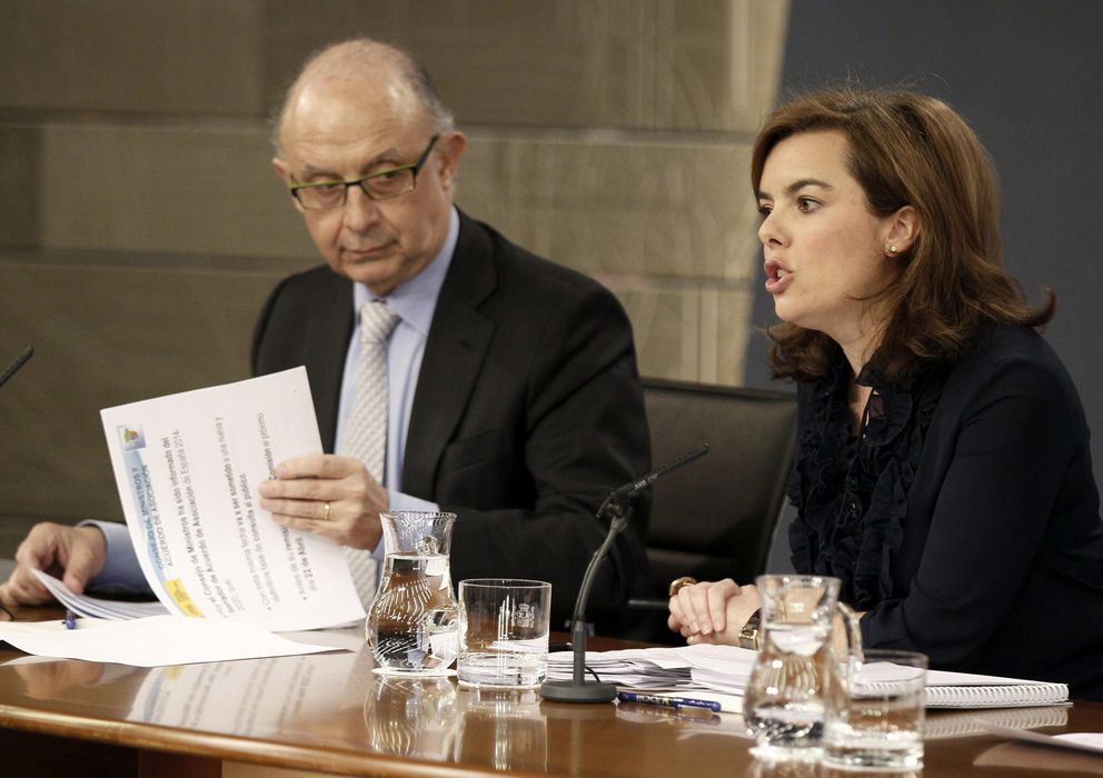 Foto: La vicepresidenta del Gobierno, Soraya Sáenz de Santamaría, y el ministro de Hacienda, Cristóbal Montoro. (EFE)