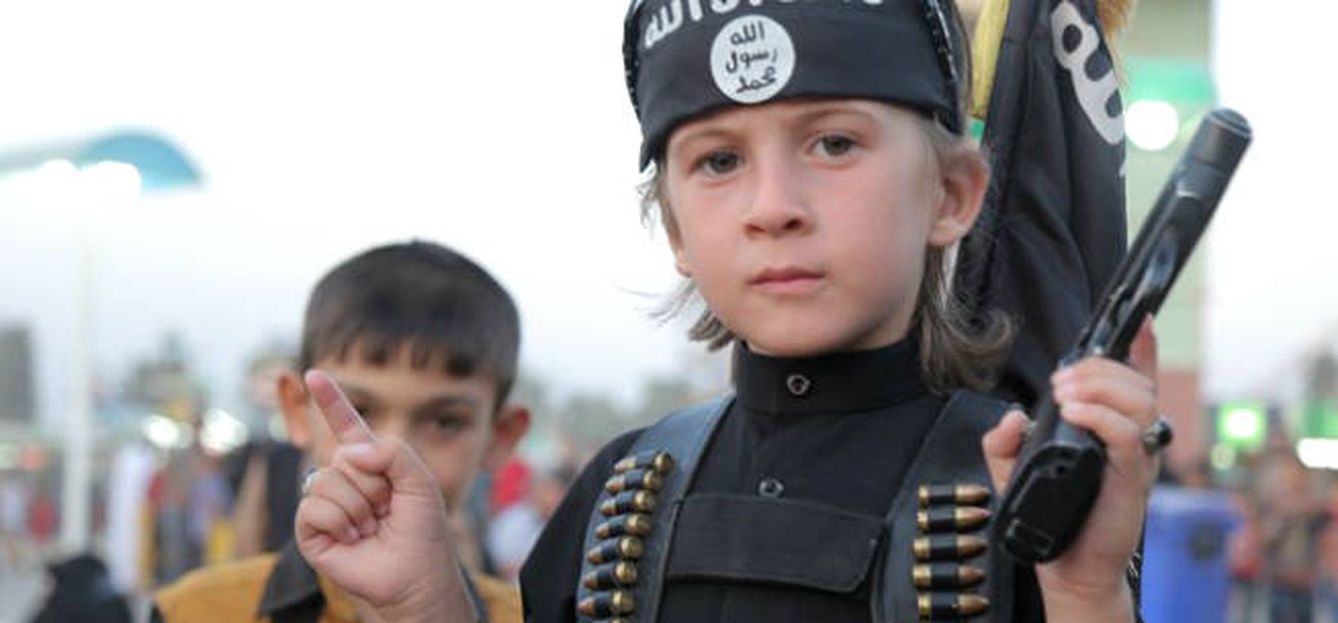 Un niño durante un desfile propagandístico de Daesh en Irak.