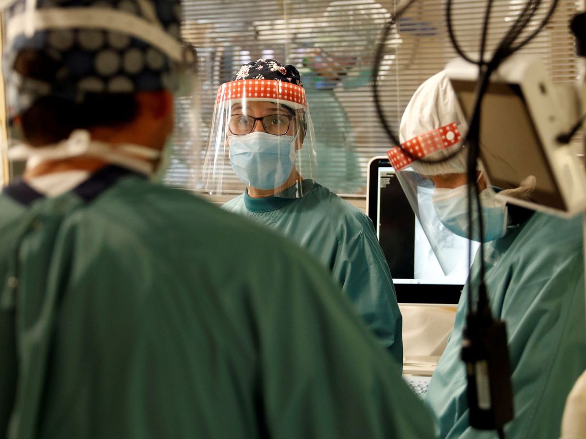 Foto: Varios profesionales sanitarios trabajan en la UCI del Hospital Vall d'Hebron de Barcelona. (EFE)