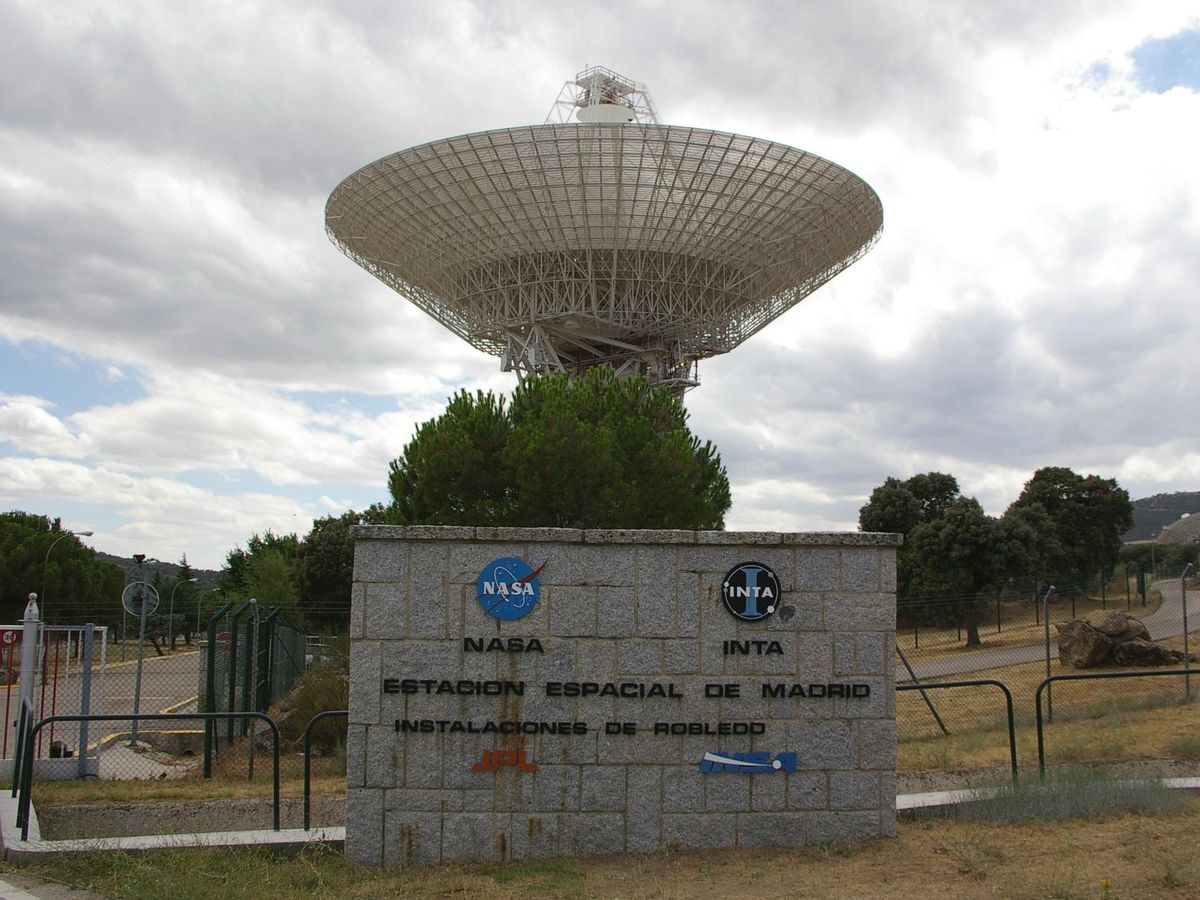 Foto: Antenas gigantes como esta son necesarias para captar la débil señal de la Voyager 1