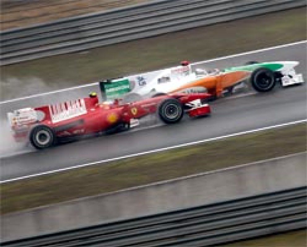 Foto: Ecclestone ya sabe cómo provocar adelantamientos en la F1: lluvia artificial
