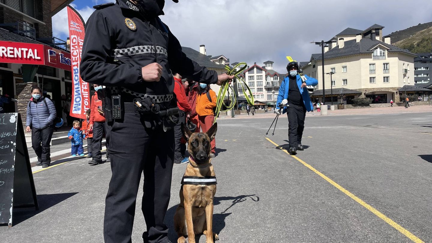 Agente de la Policía Local de Monachil con su perro. (J. L. Losa)