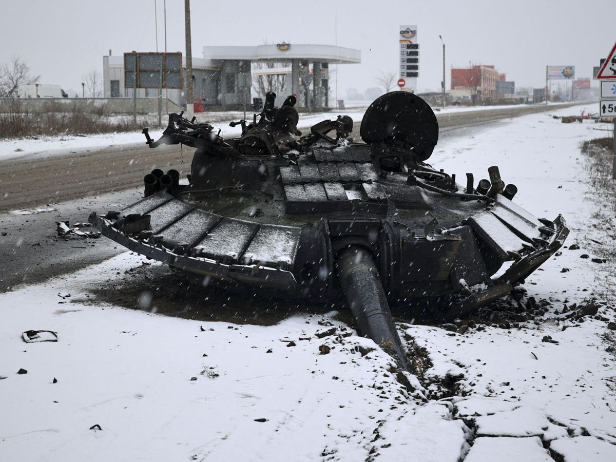 Foto: La torreta de un tanque ruso abandonada (EFE/Sergey Kozlov)