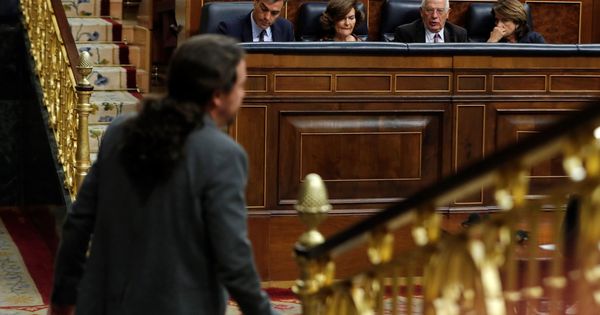 Foto: Pablo Iglesias pasa por delante de Pedro Sánchez y miembros del Gobierno, en el pleno de este 11 de septiembre en el Congreso. (EFE)