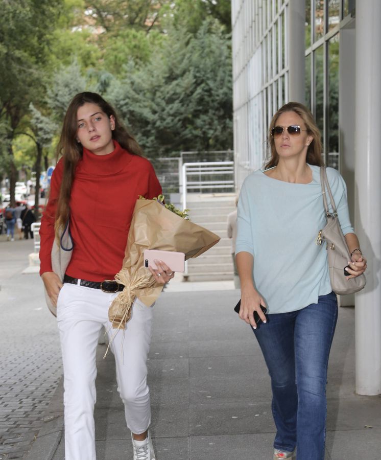 Foto: Amina y Genoveva, a su entrada en el hospital. (J.Martín)