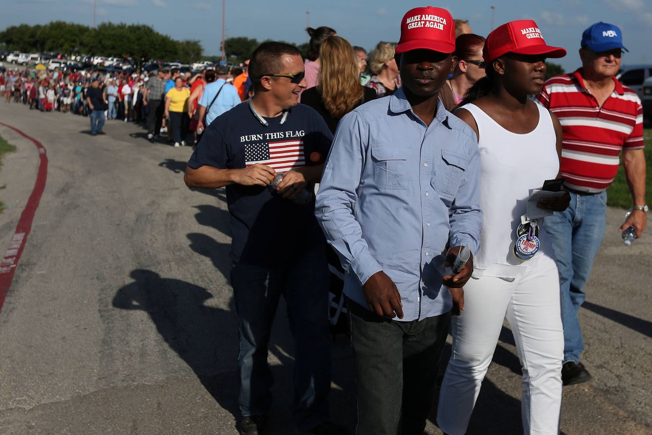 Votantes de Donald Trump antes de un mitin del candidato en Austin, Texas, el 23 de agosto de 2016 (Reuters).